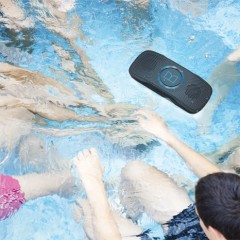 Monster Superstar BackFloat, l’enceinte qui flotte dans la piscine !